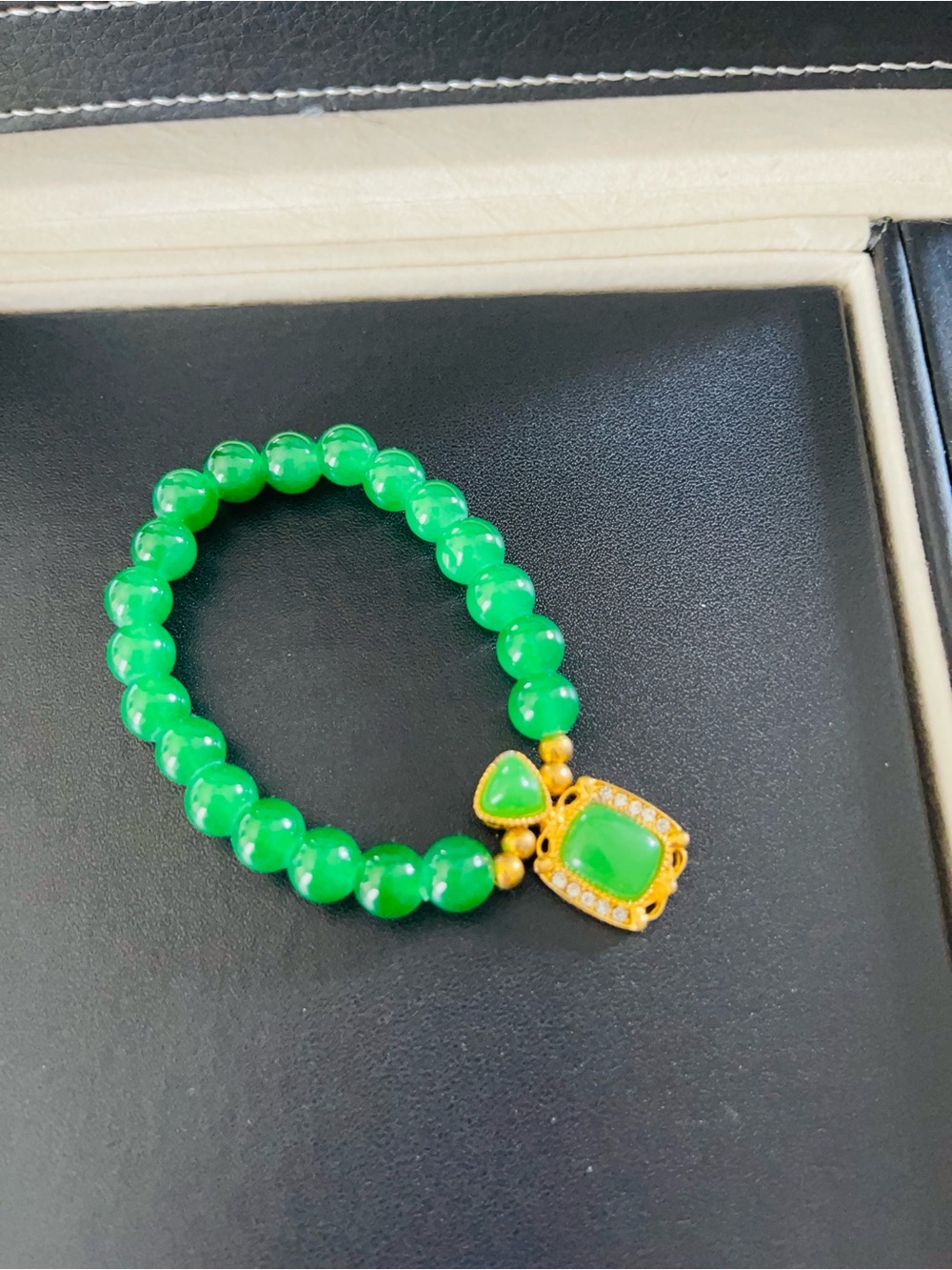 Elegant synthetic green jade bead bracelet